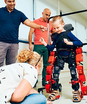 Un nen utilitzant l'exoesquelet pediàtric, comercialitzat amb el nom ATLAS 2030