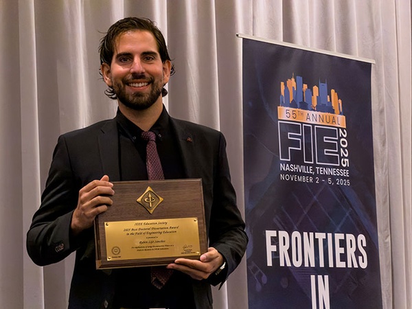 Rubén Lijó Sánchez recollint el premi de l'IEE Education Society