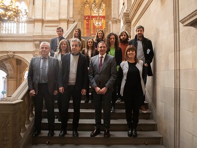 Foto de familia de responsables d'ambdues institucions i els investigadors premiats a l'acte de lliurament a l'Ajuntament
