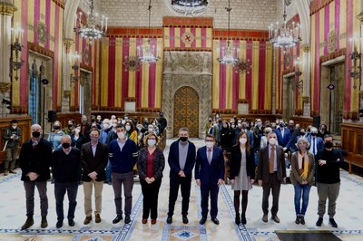 Imatge dels premiats al Saló de Cent, a l'Ajuntament de Barcelona