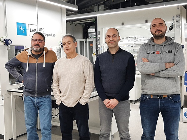 Els investigadors Attila Husar, Ricardo Torres, Miguel Morales i Vicente Roda al UPC Hydrogen Laboratory, ubicat al Campus Diagonal-Besòs de la UPC