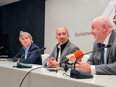 D'esquerra a dreta: Xavier Massó, l'alcade Marc Aloy i el rector Daniel Crespo, durant l'acte de presentació del nou director del projecte, el 18 de gener