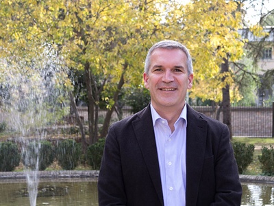 Retrat de Xavier Massó, gerent de la Universitat fins l'octubre passat, davant la font dels jardins de Torre Girona