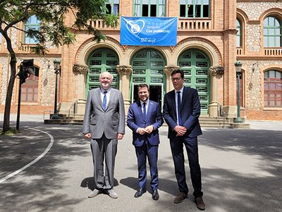 El president Pere Aragonès, entre el rector de la UPC, Daniel Crespo (a l'esquerra de la imatge) i el director de l'ESEIAAT, Xavier Roca (a la dreta), davant de l'edifici antic de l'Escola
