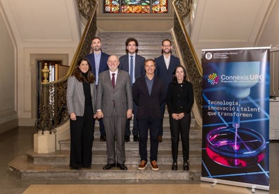 La UPC ha celebrat, el 22 de gener, el primer any de Connèxia amb les empreses que formen part del programa. En la imatge, al vestíbul de la Facultat de Nàutica de Barcelona, d'esquerra a dreta: Elisabet Guasch, d'Schneider Electric; el rector de la UPC, Daniel Crespo; Rubén Bonet, president i un dels fundadors de Fractus, i Carmen Borja, directora de Tecnologia i de Propietat Intel·lectual de Fractus. En segon terme, Alberto Sánchez, director de Innovación d'AGBAR; Pablo Villarroya, adjunt a Direcció General de Mecalux, i Carles Valverde, director de Desenvolupament de Cetaqua