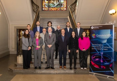 En la primera fila de la imatge i d'esquerra a dreta: Elisabet Guasch, d'Schneider Electric; Montserrat Guàrdia, presidenta del Consell Social de la UPC; el rector Daniel Crespo; Rubén Bonet i Carmen Borja, de Fractus, i Carolina Buelta, Key Account Manager de Connèxia UPC. En segon terme: Jordi Martín, director de Connèxia UPC; Josep Lluís Larriba, delegat del rector adjunt al Vicerectorat de Transferència, Innovació i Emprenedoria, i Antonio Álvarez, director executiu del Centre d'Innovació i Tecnologia (CIT UPC). En tercer terme: Alberto Sánchez, d'AGBAR; Pablo Villarroya, de Mecalux; Carles Valverde, de Cetaqua, i Climent Molins, vicerector de Transferència, Innovació i Emprenedoria de la UPC.