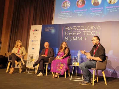 Taula rodona sobre Intel·ligència Artificial. D'esquerra a dreta: Montserrat Guàrdia, presidenta del Consell Social de la UPC; Pierre Louis Xech, director del programa de recerca de Meta AI; Karina Gibert, directora de l'Intelligent Data Science and Artificial Intelligence Research Center (IDEAI-UPC), i Adrià Recasens, investigador científic sènior a DeepMind (Google)