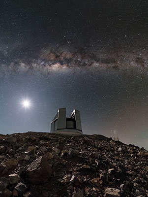 El Telescopi de Sondeig Visible i Infraroig per a Astronomia (VISTA), ubicat a l'Observatori de Paranal, al desert d'Atacama, un dels millors llocs del món per a l'astronomia. Imatge: ESO/B. Tafreshi (twanight.org)