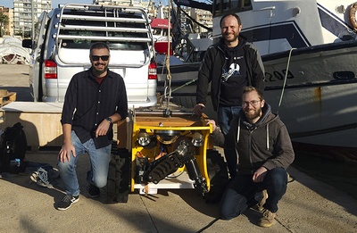 Els investigadors que han provat el robot al Port de Vilanova, d'esquerra a dreta: Damianos Chatzievangelou, de l'Institut de Ciències del Mar; Daniel Mihai Toma, del SARTI-UPC, i Jan-Eike Rossius, de la Universitat de Gothenburg, a Suècia
