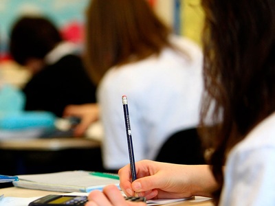 Estudiants a una aula prenent apunts