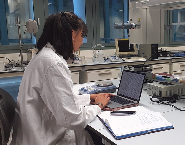 Una investigadora treballant amb l'ordinador en un laboratori