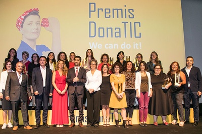 Les professores Rosa M. Badia i Núria Salán i l’estudiant Anna Reig, titulada recentment, distingides amb els premis Dona TIC 2019