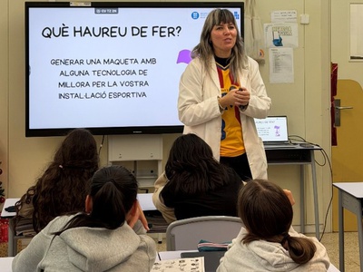 Alumnes de l'Institut Serra de Noet amb la samarreta del programa 'Aquí STEAM'