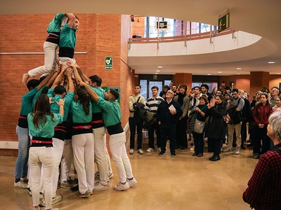 Els Arreplegats alçant un pilar a l'acte a l'edifici Vèrtex