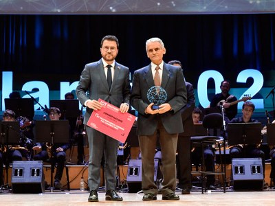 Pere Aragonès, president de la Generalitat de Catalunya, lliura el premi d'Honor a Ramon Pallàs, professor de l'EETAC-UPC