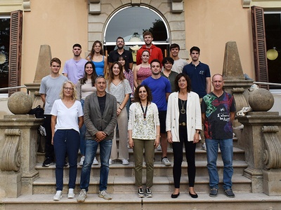 Les vicerectores Fatiha Nejjari Akhi-elarab i Imma Ribas, i altres representants institucionals, amb alguns dels esportistes de la UPC reconeguts