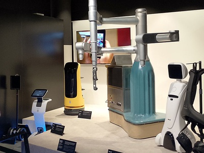 El robot Bitrack, al centre de la imatge, exposat al MNACTEC