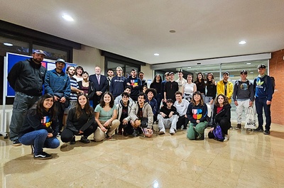 El grup d'estudiants voluntaris, amb Daniel Crespo, rector de la UPC, i Anna Mujal, vicerectora de Docència i Estudiantat