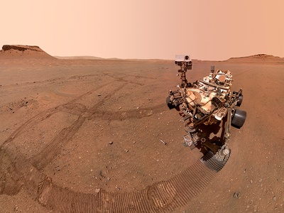 Selfie del rover Perseverance a la superfície de Mart, presa pel vehicle espacial el mes de gener passat. El sensor de vent del rover conté 60 microxips de silici fabricats a la UPC. Crèdit foto: NASA/JPL-Caltech/MSSS