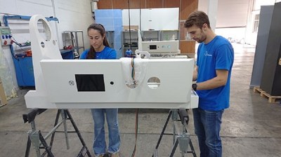 Judit Salarich i Eloi Mirambell, 'alumni' de l'ESEIAAT, treballant a la fàbrica amb una unitat de dutxa 'Showee'