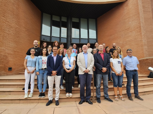 El rector Daniel Crespo; el vicerector de Recerca, Jordi Llorca, i el gerent, Iván Planas, han fet una benvinguda al nou PAS