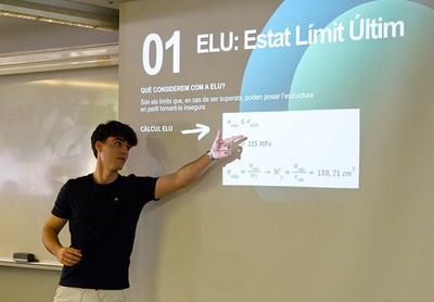 Un dels estudiants de l'EPSEVG, explicant les modificacions estructurals que el seu grup ha considerat més òptimes pel repte proposat per Mecalux.