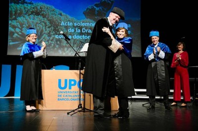 El rector de la UPC, Daniel Crespo, abraça Sylvia A. Earle, ja investida doctora 'honoris causa' de la UPC