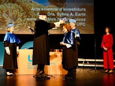 El rector de la UPC, Daniel Crespo, imposa el barret del doctorat 'honoris causa' a Sylvia A. Earle