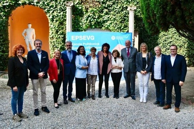 La consellera Teresa Jordà, al centre, amb Sylvia A. Earle, el rector Daniel Crespo i representants del consistori vilanoví, de l'EPSEVG i del Consell de Direcció de la UPC