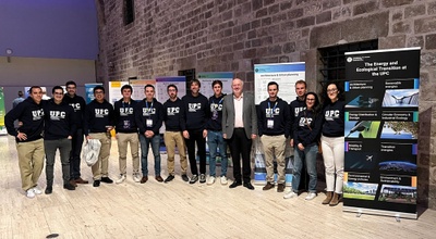 El rector de la UPC, Daniel Crespo, amb el grup de joves investigadors i investigadores que ha exposat projectes de recerca i innovació en l’àmbit de la transició energètica