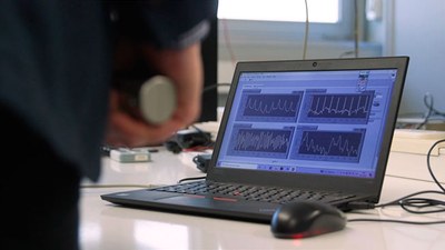 Pantalla d'ordinador portàtil on es visualitza el monitoratge cardiovascular no invasiu