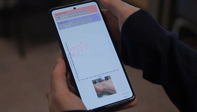 Pantalla de telèfon mòbil on es visualitza l'app per mesurar la inestabilitat de genoll