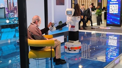 Demostració en viu d'un robot assistencial de l'IRI al 'showroom' del pavelló Catalonia al MWC