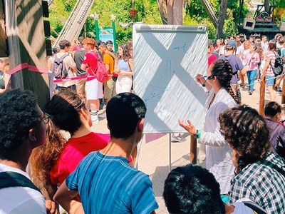 Un grup d'estudiants participant en una de les activitats proposades