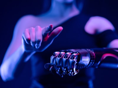 Imatge d'una noia amb una mà robòtica