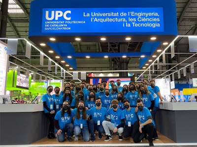 Equip d'estudiants de la UPC que fan d'informadors al Saló de l'Ensenyament