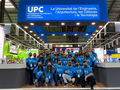 Equip d'estudiants de la UPC que fan d'informadors al Saló de l'Ensenyament