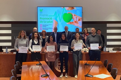 Fotografia de tots els premiats amb representats institucionals, al Rectorat de la UPC