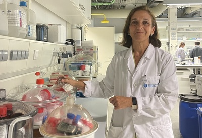 La investigadora i docent Maria Pau Ginebra, al laboratori del Campus Diagonal-Besòs