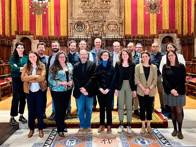 Laia Bonet, tinenta d’Alcaldia de Transició Digital i presidenta del nou Consell Assessor, amb Michael Donaldson, comissionat d’Innovació Digital i  vicepresident del nou òrgan, al centre de la imatge, Laia Bonet, tinenta d’Alcaldia de Transició Digital i presidenta del nou Consell Assessor, amb Michael Donaldson, comissionat d’Innovació Digital i vicepresident del nou òrgan, al centre de la imatge, amb el conjunt d'expertes i experts que en formen part