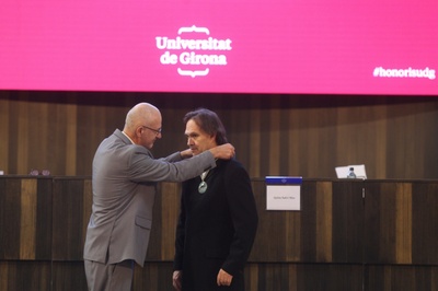 El rector de la UdG Quim Salvi, imposa la medalla de la UdG a Ulises Cortés