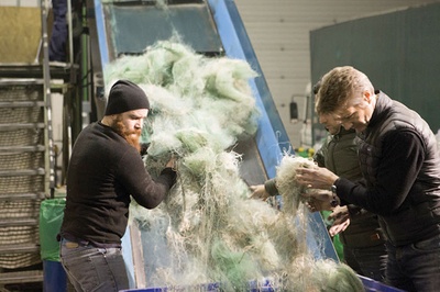 Ulleres fabricades amb xarxes de pesca reciclades, un model de bones pràctiques en disseny sostenible