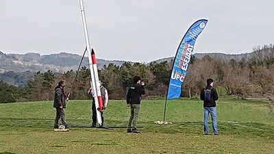 Un equip d'alumnes llançant un coet, a la final catalana del CanSat 2021