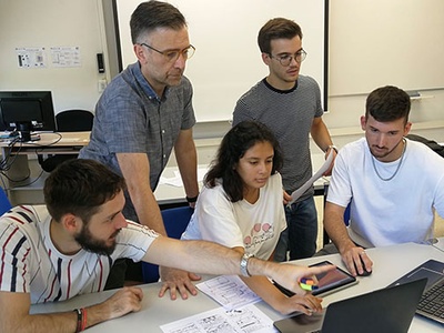 L'equip d'estudiants amb el professor Chema Ibáñez, que imparteix l’assignatura Enginyeria de l'Accessibilitat i Usabilitat (ENUA)