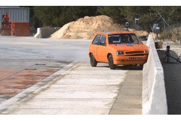 Una barrera protectora per a carreteres redueix l’impacte dels accidents i el cost de manteniment