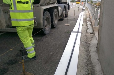 Una barrera protectora per a carreteres redueix l’impacte dels accidents i el cost de manteniment