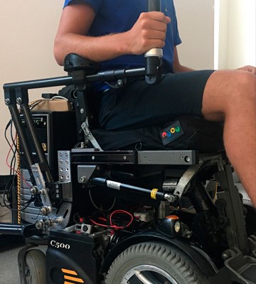 Una cadira de rodes que es condueix amb els braços per a persones amb distròfia muscular de Duchenne