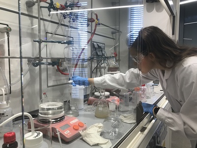 Una investigadora treballant al Laboratori de l'Hidrogen