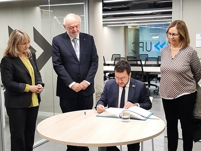 El president de la Generalitat, Pere Aragonès, signant el llibre d'honor de la UPC, juntament amb el rector Daniel Crespo, la presidenta del Consell Social, Montserrat Guàrdia, i la directora de l'EEBE, Adriana Farran