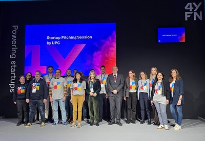 Organitzadors i participants de la UPC Pitching Session, amb la samarreta de la Universitat, al voltant de la consellera del Consell Social, Monserrat Guàrdia, i el rector Daniel Crespo.